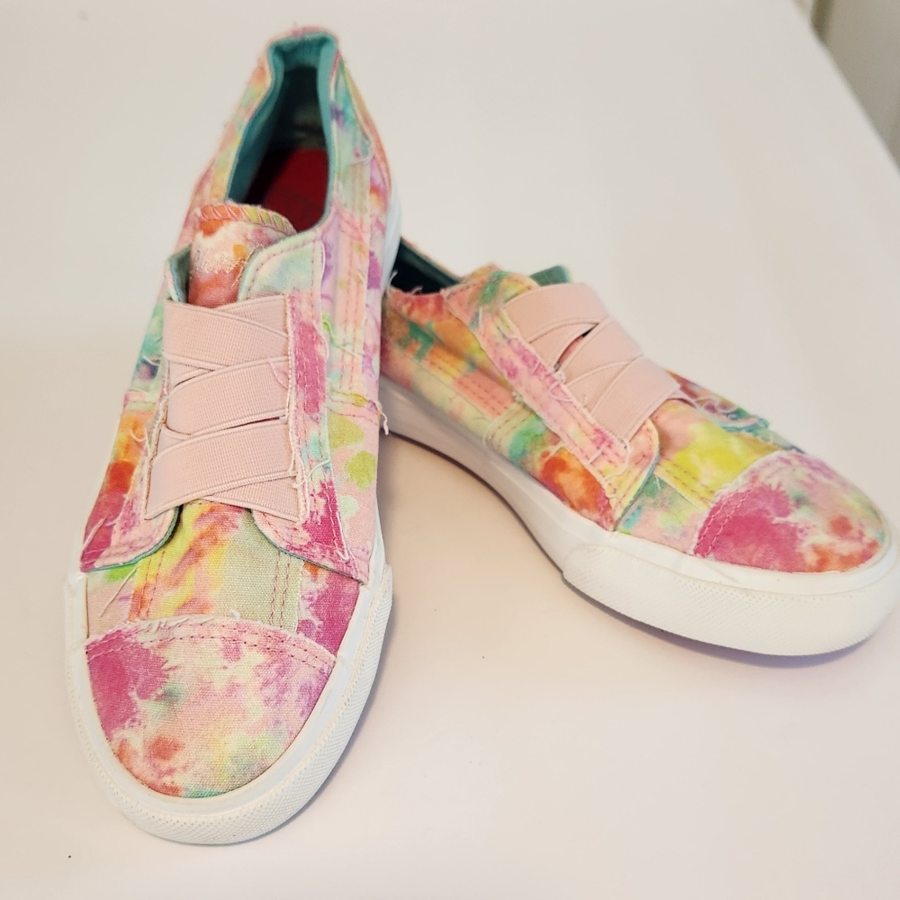 New without tags/box. Blowfish malibu kids slip on sneakers. Tie Dye. Sz 3